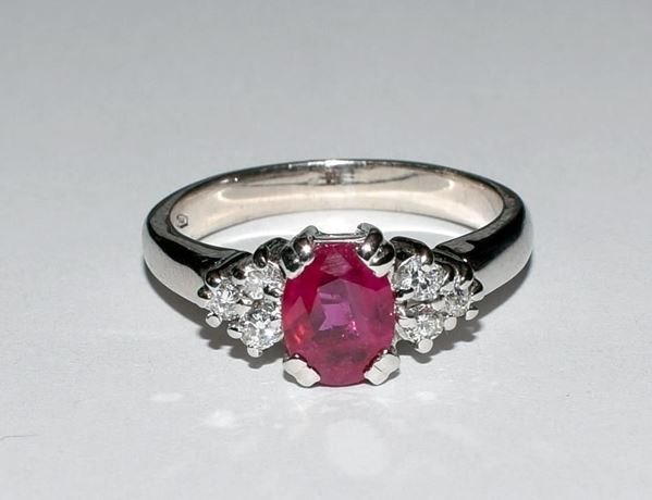 ANELLO IN ORO BIANCO E RUBINO                                                    - Asta GIOIELLI, ARGENTI, ARREDI, OGGETTI D'ARTE E DIPINTI - Poggio Bracciolini Casa d'Aste