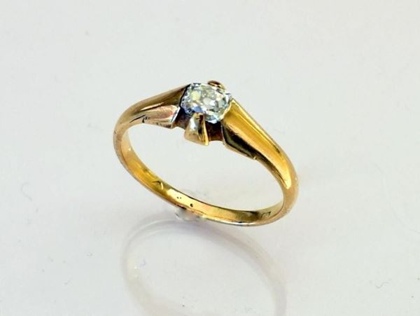 ANELLO IN ORO GIALLO E DIAMANTI