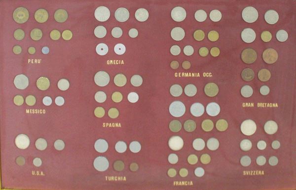 Vecchie monete, di vari paesi, incorniciate con apposito nome del paese&nbsp;&nbsp;&nbsp;