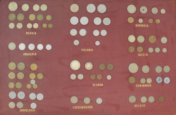 Vecchie monete, di vari paesi, incorniciate con apposito nome del paese