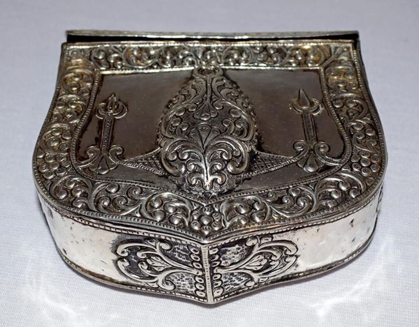 Portamunizioni da cintura in argento con&nbsp;&nbsp;&nbsp;&nbsp;&nbsp;&nbsp;&nbsp;&nbsp;&nbsp;&nbsp;&nbsp;&nbsp;&nbsp;&nbsp;&nbsp;&nbsp;&nbsp;&nbsp;&nbsp;&nbsp;&nbsp;&nbsp;&nbsp;&nbsp;&nbsp;&nbsp;&nbsp;&nbsp;&nbsp;&nbsp;  - Asta GIOIELLI, ARGENTI, ARREDI, OGGETTI D'ARTE E DIPINTI - Poggio Bracciolini Casa d'Aste