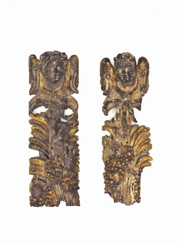 Coppia di lesene, sec. XVII, in legno scolpito, dorato e decorato in      