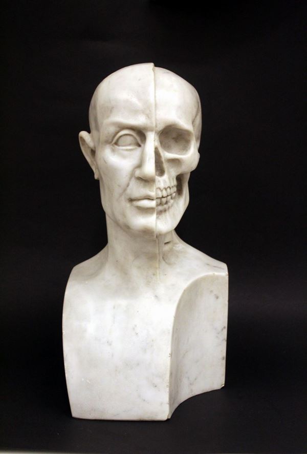 Memento Mori, sec. XX, in marmo bianco, raffigurante mezzo volto e mezzo teschio, alt. cm 47&nbsp;&nbsp;&nbsp;&nbsp;&nbsp;&nbsp;&nbsp;&nbsp;&nbsp;&nbsp;&nbsp;&nbsp;&nbsp;&nbsp;&nbsp;&nbsp;&nbsp;&nbsp;&nbsp;&nbsp;&nbsp;&nbsp;&nbsp;&nbsp;&nbsp;&nbsp;&nbsp;&nbsp;&nbsp;&nbsp;&nbsp;&nbsp;&nbsp;&nbsp;&nbsp;&nbsp;&nbsp;&nbsp;&nbsp;&nbsp;&nbsp;&nbsp;&nbsp;&nbsp;&nbsp;&nbsp;&nbsp;&nbsp;&nbsp;&nbsp;&nbsp;&nbsp;&nbsp;&nbsp;&nbsp;&nbsp;&nbsp;&nbsp;&nbsp;&nbsp;&nbsp;&nbsp;&nbsp;&nbsp;&nbsp;&nbsp;&nbsp;&nbsp;&nbsp;&nbsp;&nbsp;&nbsp;&nbsp;&nbsp;
