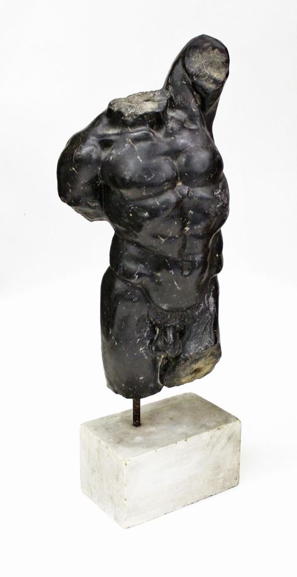 Scultra, sec. XX, in marmo nero, raffigurante torso maschile mutilo e acefalo, su base in marmo bianco, alt complessiva con base, cm 80