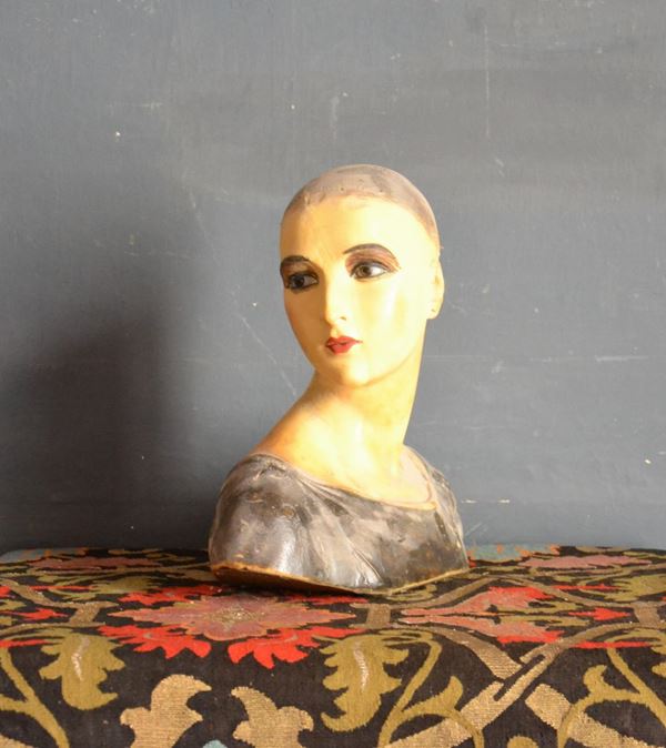 Bustino, sec. XIX, in gesso, con rivestimento                             