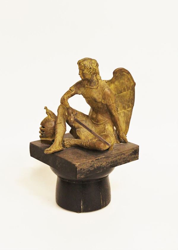 Scultura, sec. XX, in bronzo raffigurante Arcangelo in riposo, base lignea