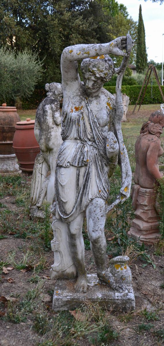 Scultura, sec. XX, in cemento e pietra, raffigurante Diana cacciatrice, alt. cm 137, difetti e rotture