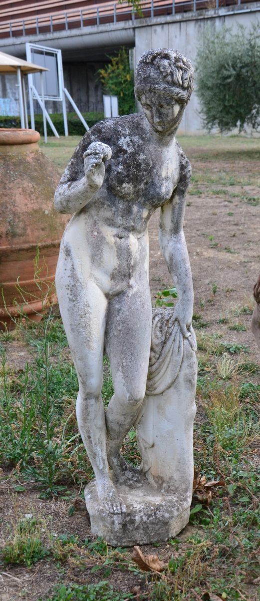 Scultura, sec. XX, in cemento e pietra, raffigurante Venere del pomo, cm  