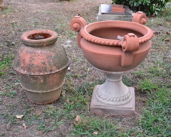 Vasca con base, sec. XX, in terracotta, cm 75