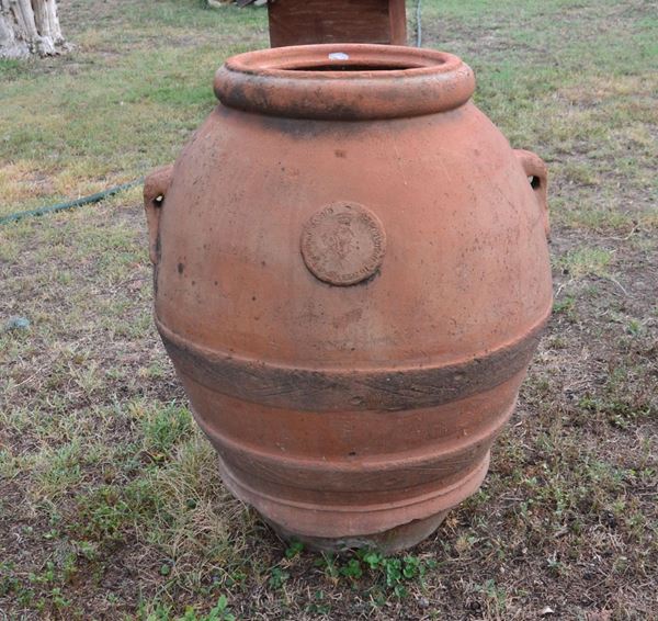 Orcio, sec. XX, in terracotta con stemma, alt. cm 85