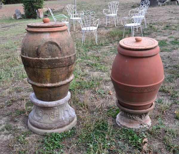 Due piccoli orci, sec. XX, in terracotta su basi, cm 60 e cm 65&nbsp;&nbsp;&nbsp;&nbsp;&nbsp;&nbsp;&nbsp;&nbsp;&nbsp;&nbsp;&nbsp;