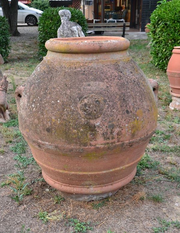 Orcio, sec. XX, in terracotta, manifattura Ricceri, alt. cm 105&nbsp;&nbsp;&nbsp;&nbsp;&nbsp;&nbsp;&nbsp;&nbsp;&nbsp;&nbsp;&nbsp;