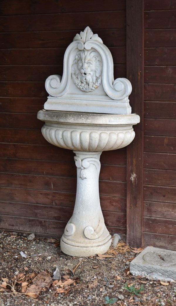 Fontana da muro, sec. XX, in pasta di cemento, mascherone ferino tra ampie