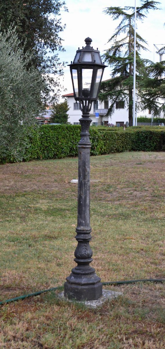 Lampione da esterno, sec. XX, in ghisa, cm 220, difetti
