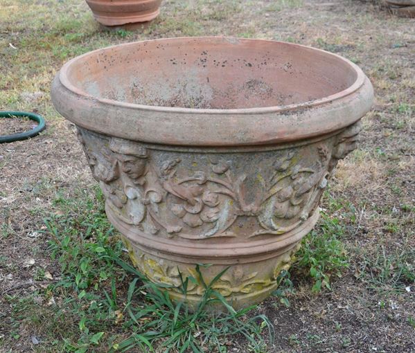 Conca da limoni, sec. XX, in terracotta decorata a girali e mascheroni, manifattura Castrini, cm 65x82