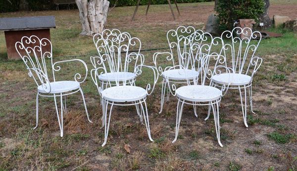 Sei sedi e da giardino, sec. XX, in ferro battuto e laccato bianco&nbsp;&nbsp;&nbsp;&nbsp;&nbsp;&nbsp;&nbsp;&nbsp;