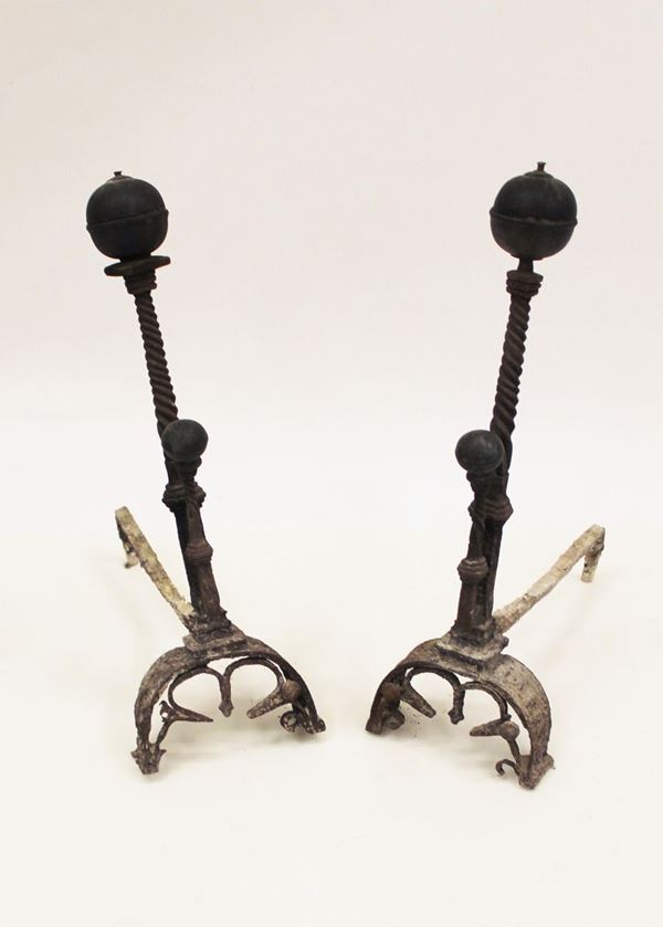 Coppia di alari da camino, Toscana, sec. XVI, in ferro battuto e bronzo, cm 22x50x67, difetti