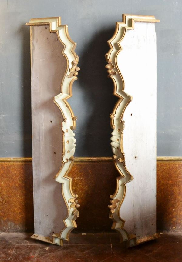 Coppia di mantovane, sec. XIX, in legno laccato e intagliato, cm 42x174, difetti e mancanze (2)