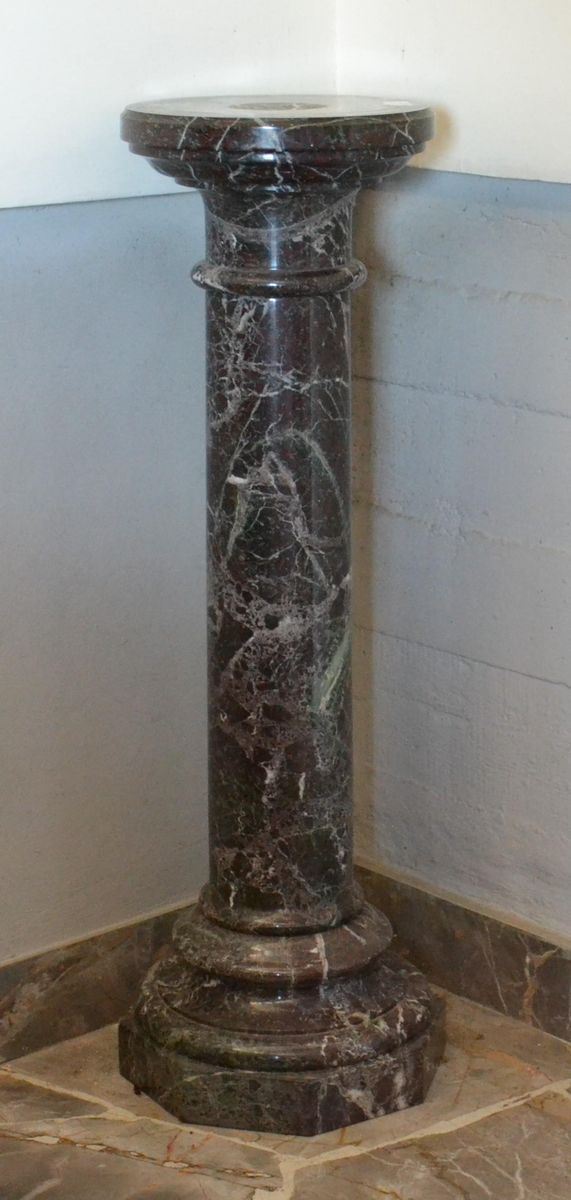 Colonna, sec. XX, in marmo, alt. cm 91