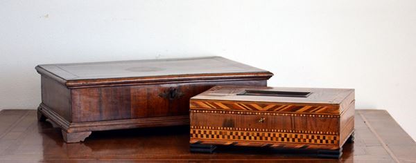 Due scatoline, sec. XIX, in legno di cui una con intarsi, cm 47x32 e cm 30x22 (2)  - Asta GIOIELLI, ARGENTI, ARREDI, OGGETTI D'ARTE E DIPINTI - Poggio Bracciolini Casa d'Aste