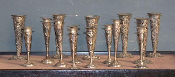Quindici portafiori, sec. XIX, in metallo argentato lucido, da cm 10 a cm 12 (15)