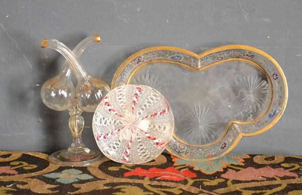 Vassoio sagomato, sec. XIX, in vetro soffiato e decorato