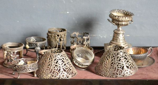 Tredici fra saliere, alzate, tazze e fregi, sec. XIX, in metallo argentato (13)