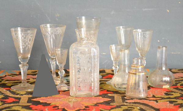 Tredici fra bicchieri, bottiglie, sec. XIX, in vetro lavorato (13)  - Asta GIOIELLI, ARGENTI, ARREDI, OGGETTI D'ARTE E DIPINTI - Poggio Bracciolini Casa d'Aste