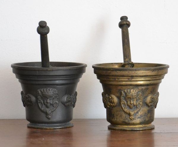 Due mortai, sec. XIX, in bronzo lavorato, completi di pestello, cm 16x13 (2)
