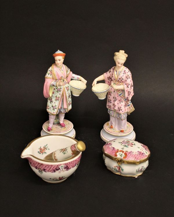 Due statuine, Meissen, inizi sec. XX, in porcellana policroma, modellata a guisa di figure orientali, alt. cm 21