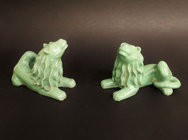 Coppia di fermalibri, anni 30, manifattura Cantagalli, in ceramica smaltata nei toni del verde, alt. cm 13