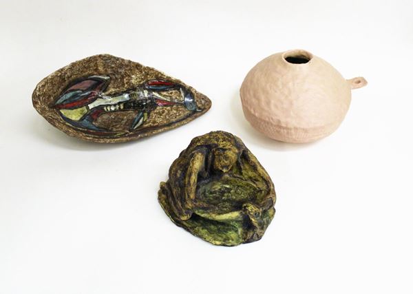 Tre ceramiche, sec. XX, due manifattura Marcello Fantoni anni 49 e 55 ed una manifattura Bruno Paoli, alt. massima cm 16, restauri (3)