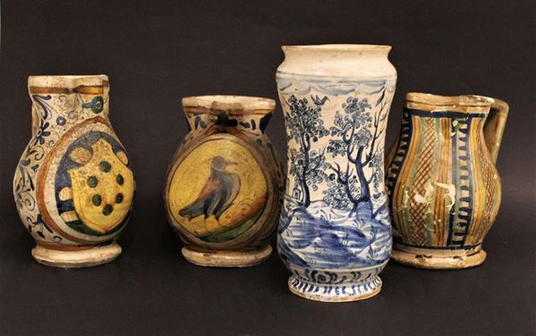 Tre brocche e un albarello, sec. XVI/XVII, in ceramica dipinta in policromia e monocromia, alt. massima cm. 22,5, difetti e restauri