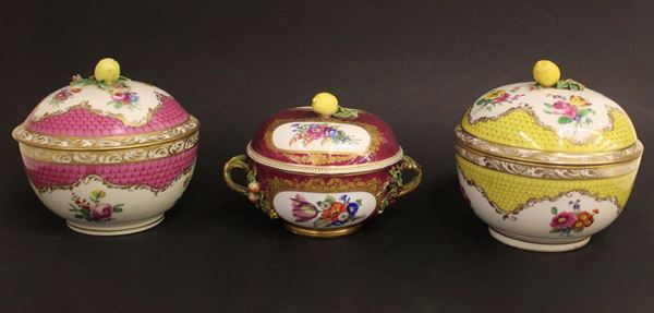 Piccola zuppiera, Vienna, sec XIX, in porcellana dipinta in policromia nei toni del rosa, ampie riserve decorate a mazzetti di fiori, presa a guisa di limone, alt. cm 14,5