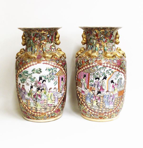Coppia di vasi, Cina, sec. XX, in porcellana dipinta in policromia con elementi in rilievo e lumeggiata in oro, ampie riserve a motivi figurati, alt. cm 46,5
