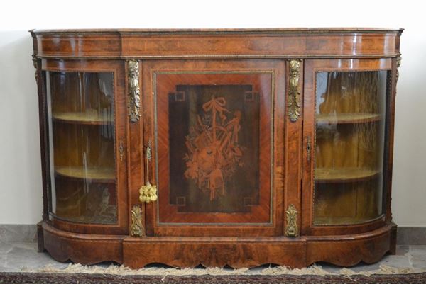 Credenza, Francia, inizi sec. XX, in radica di noce, sportello centrale intarsiato a strumenti musicali, rapporti in bronzo dorato, cm 175x40x110