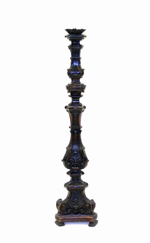 Torciera, sec. XVIII, in legno scolpito e laccato, fusto ad elementi vasiformi e piriformi a sezione triangolare ad angoli scantonati, ingentilito da motivi rilevati di gusto rocaille, base desinente in riccioli, cm 150