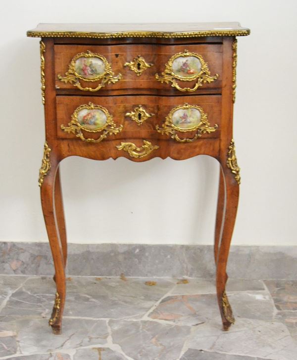 Comodino, Francia, fine sec. XIX, in noce, fronte sagomato a due cassetti con rapporti in metallo dorato e formalle in ceramica, cm 39x42x69