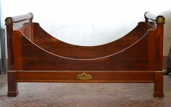 Letto, tardo impero, sec. XIX, singolo, in mogano, rapporti in metallo dorato, cm 220x145x112, difetti