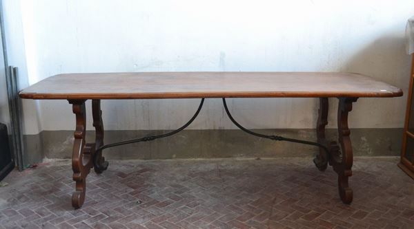 Tavolo fratina, sec. XX, in castagno con gambe a lira riunite da traverse in ferro battuto, cm 245x87x80