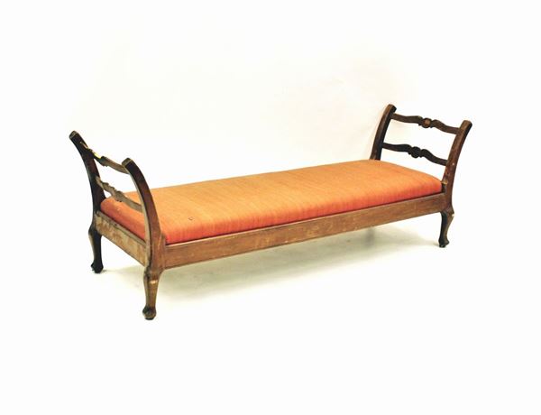 Divano, sec. XIX, in casatagno, sponde a cartelle sagomate, rivestito in cotone nei toni dell'arancione, fascia rettilinea, gambe sagonate, cm 200x65x74