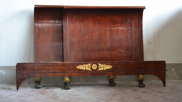 Lettino a barca, impero, sec. XIX, in mogano, piedi felini laccati, cm 210x113x113, difetti