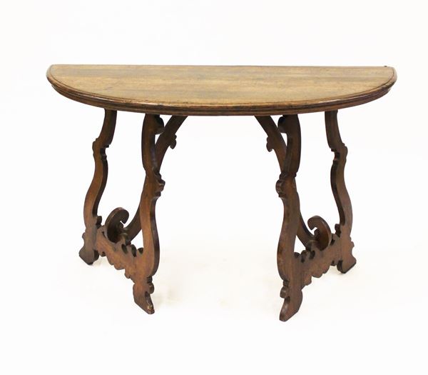 Tavolo parietale, sec. XVII, in noce, piano semicircolare, sostegni a lira raccordati da traverse sagomate, cm 136,5x56x79, restauri