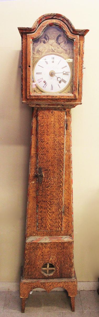 Orologio a torre, Svizzera, inizi sec. XIX, cassa laccata a finto legno, quadrante in metallo smaltato bianco a indici romani, mostra in lamierino sbalzato a motivi figurati, cm 202