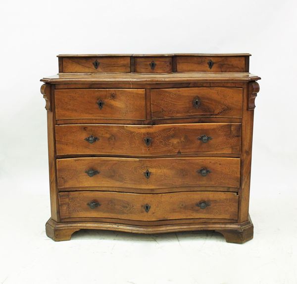 Cassettoe, Spagna, sec. XVIII, in noce filettato in acero, fronte mosso a due cassetti allineati sottesi da tre cassetti a tutta lunghezza, alzata a tre cassetti a linea mossa, piede a mensola, cm 127x62x108