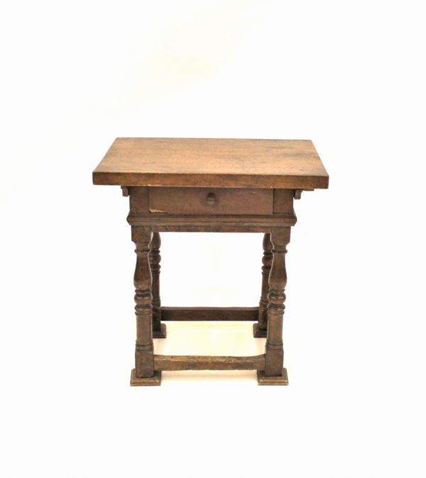 Tavolino, Toscana, sec. XVII, in noce , piano rettangolare sotteso da cassetto nella fascia, gambe tornite&nbsp; a rocchetto raccordate da traverse, cm 74x53x78, restauri e modifiche