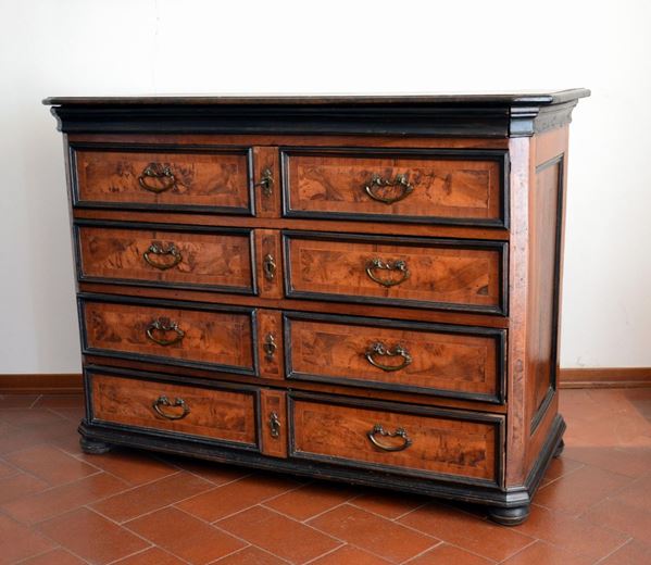 Cassettone, sec. XVIII, in noce a tre cassetti grandi e uno piccolo, fronte e laterali con intarsi, cm 140x58x102, restauri