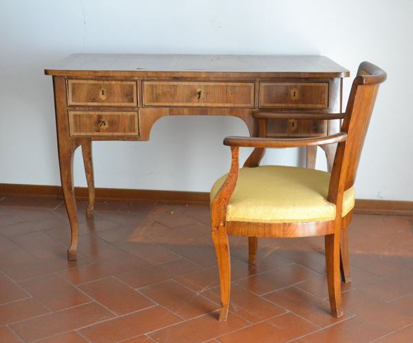 Scrivania, Toscana, sec. XVIII, in noce filettato, cinque cassetti, gambe mosse, cm 112x65x75