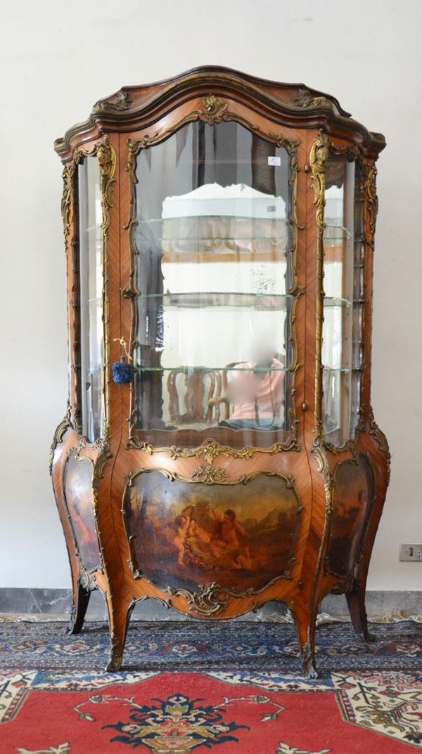 Vetrina, Francia, sec. XIX, in radica di noce con decori bombati, uno sportello, cm 116x45x180  - Asta GIOIELLI, ARGENTI, ARREDI, OGGETTI D'ARTE E DIPINTI - Poggio Bracciolini Casa d'Aste
