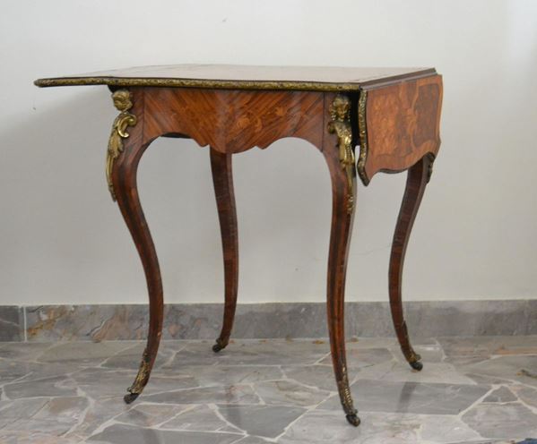 Tavolino, Francia, fine sec. XIX, in radica intarsiato, rapporti in metallo dorato, un cassetto, piano con alette, cm 64x53x75, aperto cm 100  - Asta GIOIELLI, ARGENTI, ARREDI, OGGETTI D'ARTE E DIPINTI - Poggio Bracciolini Casa d'Aste